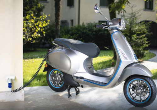 The Fascinating Story of Vespa: From Aeronautics to Iconic Scooters